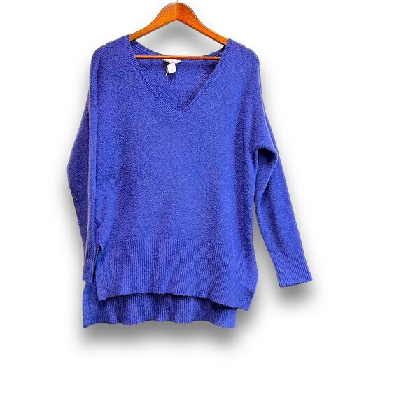 Loft vee neck long sleeve sweater.  Women’s size medium. Ribbed waist and sleeve - Picture 1 of 5